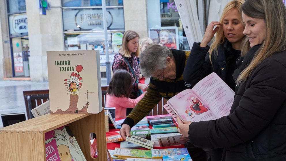 Diecisiete librerías de la ciudad celebran la Feria del Día del Libro 2023 en la avenida Carlos III de Pamplona. IÑIGO ALZUGARAY