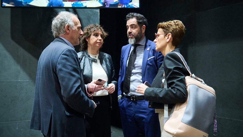 María Chivite habla con Adolfo Araiz y Ramón Alzórriz minutos antes del comienzo del Pleno del Parlamento. PABLO LASAOSA